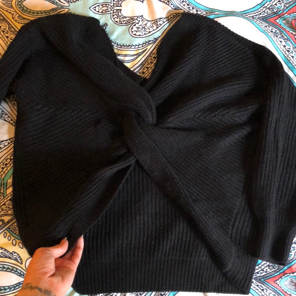 Tied back infinity sweater 💋